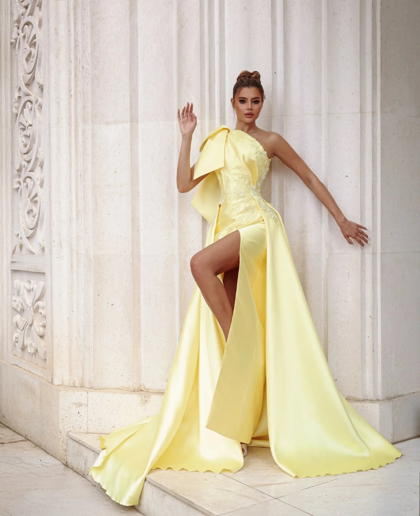 Elegant One-Shoulder Satin Evening Gown with Bow & High Slit